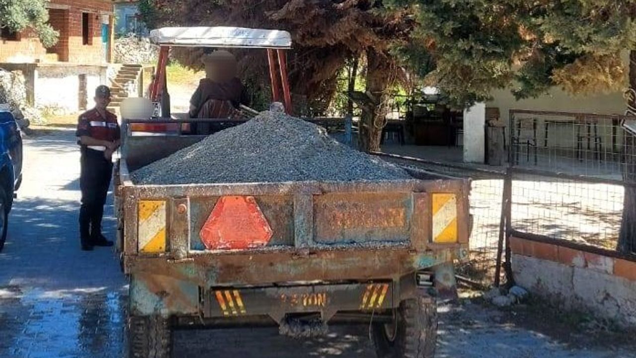 Koçarlı'da dere yatağından kum alan şahıs jandarmaya takıldı