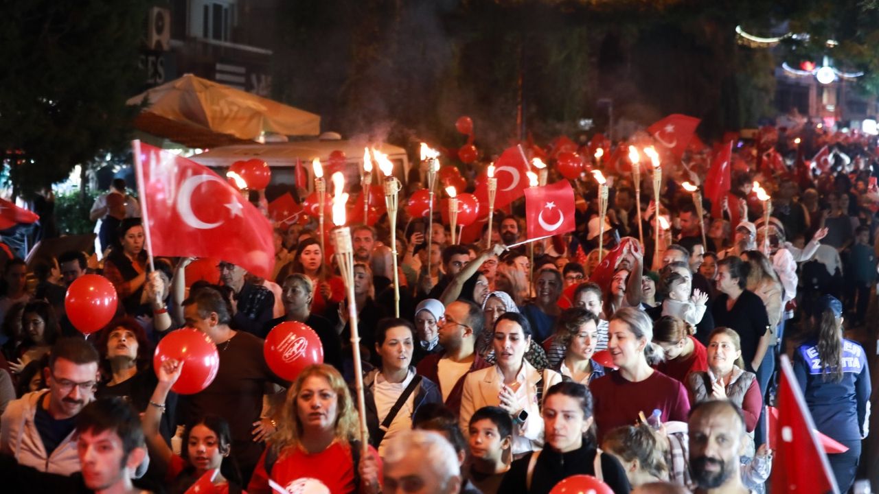 Efeler'de binlerce vatandaş Cumhuriyet Yürüyüşü'nde buluştu