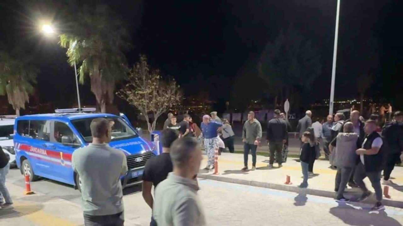 Efeler'de bıçaklı kavga: 2 yaralı