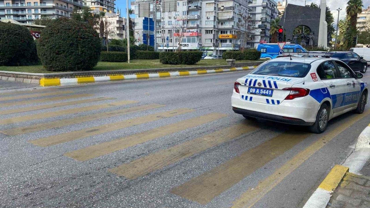 Efeler'de para transfer aracı yayaya çarptı