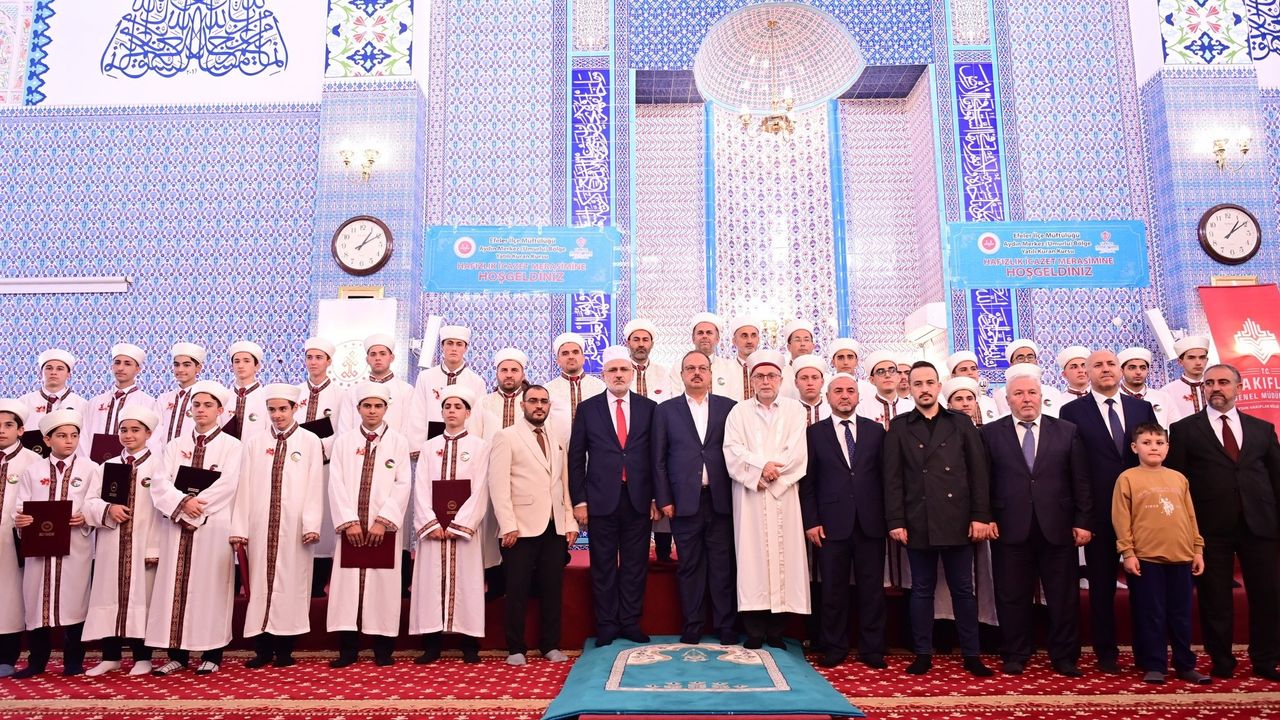 Efeler’de Kuran Kursu Geleneği Sürüyor: 26 Genç Hafız İcazet Aldı