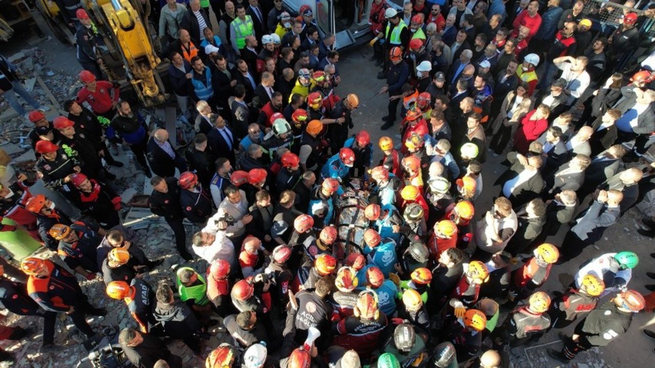 Gebze'deki enkazdan bir kişi sağ çıkarıldı