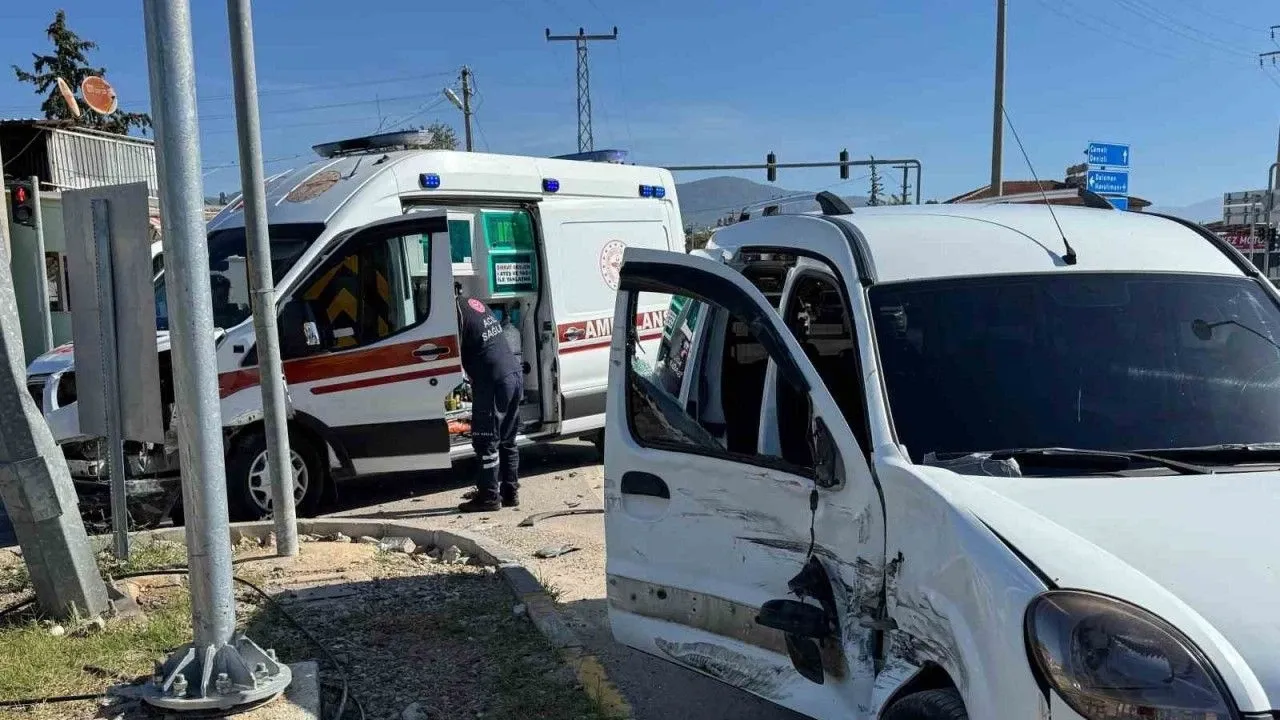 Fethiye’de Ambulansla Ticari Araç Çarpıştı: İkisi Hafif Üç Kişi Hastaneye Kaldırıldı