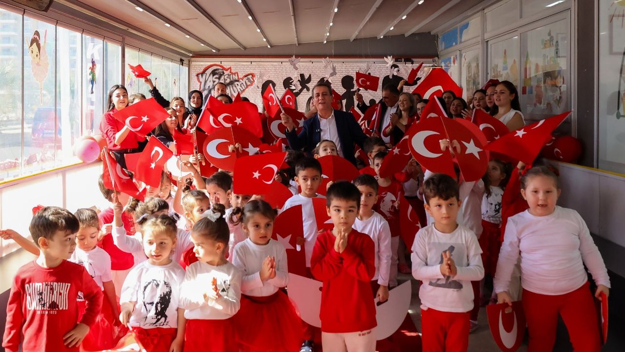 Efeler'in minik öğrencileri Cumhuriyet Bayramı'nı kutladı