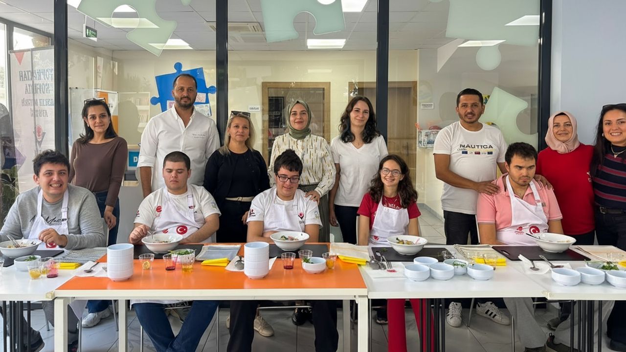 Efeler'in özel bireyleri "Meslek Mutfağı"nda üretime başladı