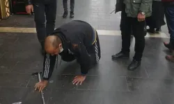 Engelli gibi davranan dilenci, zabıtayı görünce ayağa kalktı