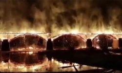 900 yıllık ahşap köprü yanarak yıkıldı
