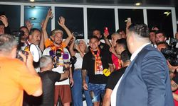 Galatasaray taraftarı sabaha kadar Mertens ve Torreira'yı bekledi