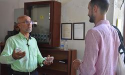 İzmirdeki cami imamı gündem oldu! Turistlerle İngilizce sohbet edip hediye veriyor