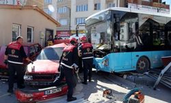 Sürücüsü kalp krizi geçiren halk otobüsü şoförü duran araçlara çarptı