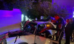 Efeler'de kontrolden çıkan otomobil evin duvarına çarptı: 1 yaralı