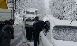 İzmirde kar yağışı başladı! Araçlar yolda kaldı