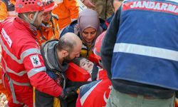 İslahiye'de baba-kız depremin 132. saatinde enkazdan kurtarıldı