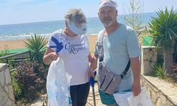 Türk ve Alman çift her gün Antalya'da sahillerindeki çöpleri topluyor