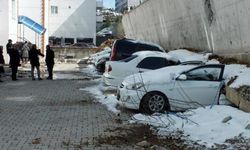 Araçları çöken duvarın altında kalmıştı... araç sahiplerinden enkazın kaldırılmamasına tepki