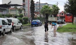 Aydın yağmura teslim oldu, şehir yaz ortasında kışı yaşadı