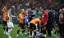 Galatasaray-Fenerbahçe derbisinde gerginlik! Valencia yerde kaldı, saha karıştı