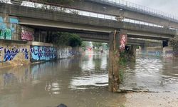 Sağanak yağışlar İzmir'de etkili oldu! Yollar göle döndü okul su ile doldu çarşıda mahsur kalanlar oldu...