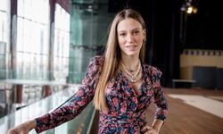 Serenay Sarıkaya, Sıcak havaya rağmen tüylü terlik giydi