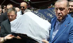 Cenazede dikkat çeken anlar... Erdoğan ile Gül tokalaşıp, yan yana saf tuttular