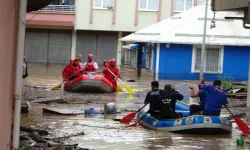 Giresun'da taşan dere sele sebep oldu! Vatandaş botlarla kurtarıldı