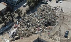 İzmir'in göbeğinde çöp: Esnaf isyan etti