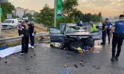 Otomobil, meyve yüklü kamyonete arkadan çarptı: 2 ölü