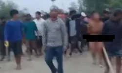 İki Kadına Önce Tecavüz Ettiler, Sonra Sokakta Çıplak Gezdirdiler! Dünya Bu Rezil Görüntüleri Konuşuyor