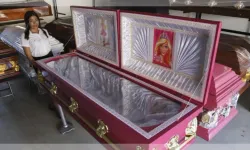 Barbie Çılgınlığı Son Sürat Devam Ediyor! Artık Tabutlar Pembe Olacak