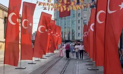 30 Ağustos Zafer Bayramı: İstiklal Caddesi'ne bin 200 Türk bayrağı asıldı