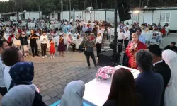 Düğünlerine 2 gün kala depreme yakalanmışlardı! Konteyner kentte dünya evine girdiler