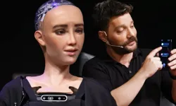 Oğuzhan Uğur Robot Sophia ile atıştı! Sosyal medyaya damga vuran diyalog