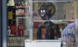 Eczaneye gelenleri robot karşılıyor