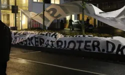 Danimarka'da Kur'an-ı Kerim'e saldıranlar, Türk bayrağına da yöneldi: Irkçı grup Türk bayrağının üstüne bastı