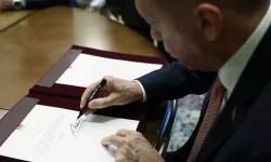 Cumhurbaşkanı Erdoğan'ın YAŞ kararlarını imzaladığı kalem dikkat çekti! İşte fiyatı...
