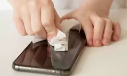 Telefonu ıslak mendille silmek zararlı mı?