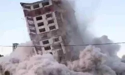 Depremin vurduğu Hatay'da dinamit kullanılarak yıkılan binaların yıkım anı görüntülendi