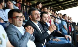 Hakkari Valisi ve Belediye Başkan Vekili Kadın Futbol Takımına Destek Verdi