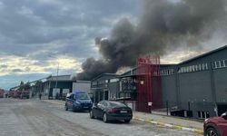 Uşak'ta iplik fabrikasında korkutan yangın! 2 saat sürdü