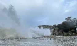 Fırtına ve sağanak yurdu vurdu… 6 metreyi aştı!