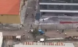 Operatör çıldırdı: Kavga ettiği işçileri kepçeyle kovaladı