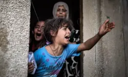 Gazze’de yaklaşık 800 bin çocuk yerinden edildi