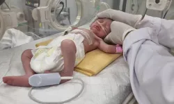 Gazze'de İsrail saldırısında ölen annenin karnından kurtarılan bebek yaşamını yitirdi