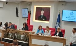 Aydın BŞB Meclisi'nde Meclis kürsüsü kadınlardan oluştu