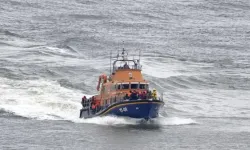 İngiltere'ye gitmek üzere Manş Denizi'ni geçmeye çalışan beş göçmen öldü