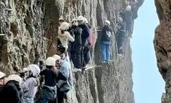Tırmanışçılar, aşırı kalabalık nedeniyle uçurumda mahsur kaldı