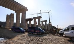 Yenipazar'da otoyol inşaatında vinç devrildi: 1 ölü
