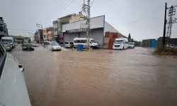 Hatay'ı yağmur vurdu! Yollar göle döndü, konteynerleri su bastı