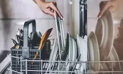 Bulaşık makinesi leke bırakıyorsa bunu deneyin! Sorun kolayca çözülüyor