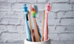 Diş fırçası nasıl saklanır? Hatalı yollar bakteri yuvası haline dönüştürüyor